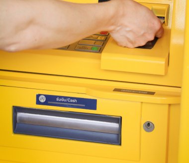 Parola sayı tuşuna basarak Atm makine üzerinde parmak