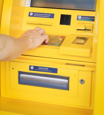 Parola sayı tuşuna basarak Atm makine üzerinde parmak