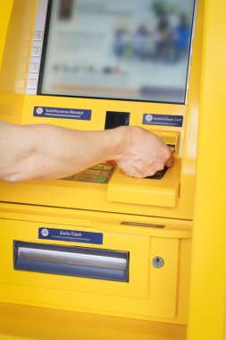 Parola sayı tuşuna basarak Atm makine üzerinde parmak