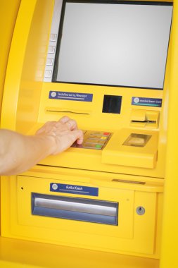 Parola sayı tuşuna basarak Atm makine üzerinde parmak