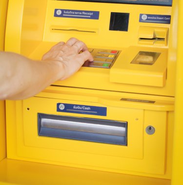 Parola sayı tuşuna basarak Atm makine üzerinde parmak