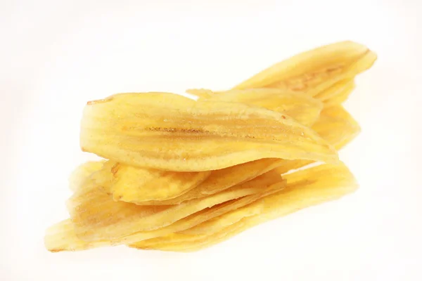 Банановые чипсы на белом фоне — стоковое фото