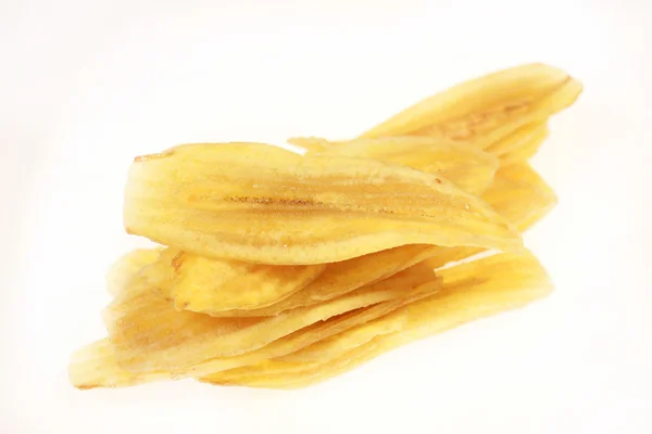 Bananchips på vit bakgrund — Stockfoto