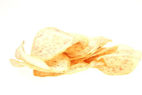 Taro Chips op witte achtergrond — Stockfoto