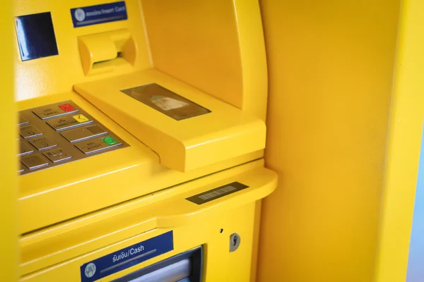 Parola sayı tuşuna basarak Atm makine üzerinde parmak