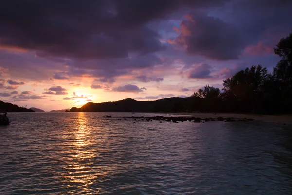 Belle plage coucher de soleil — Photo