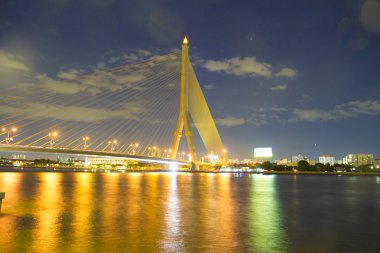 Rama VIII Bridge'de Bangkok ve Chopraya Nehri, Tayland gece