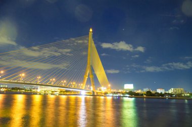 Rama VIII Bridge'de Bangkok ve Chopraya Nehri, Tayland gece