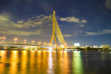 Rama VIII Bridge'de Bangkok ve Chopraya Nehri, Tayland gece