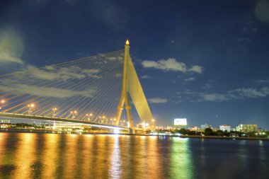 Rama VIII Bridge'de Bangkok ve Chopraya Nehri, Tayland gece