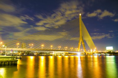 Rama VIII Bridge'de Bangkok ve Chopraya Nehri, Tayland gece