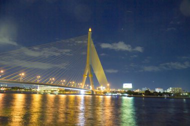 Rama VIII Bridge'de Bangkok ve Chopraya Nehri, Tayland gece