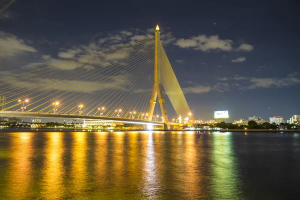 Rama VIII Bridge'de Bangkok ve Chopraya Nehri, Tayland gece