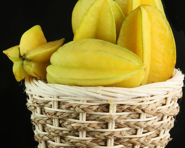 Carambola de frutas en las cestas de mimbre — Foto de Stock