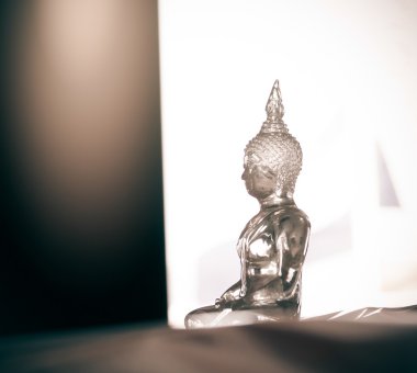Buda şeffaf cam heykel yakın çekim