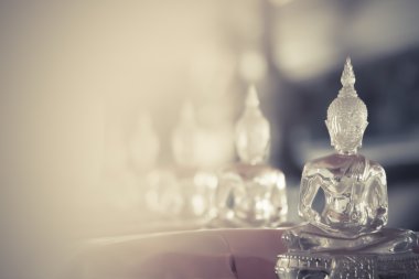 Buda şeffaf cam heykel yakın çekim