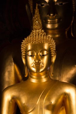 Yüz siyah gölge arka plan üzerinde izole Buda heykelinin