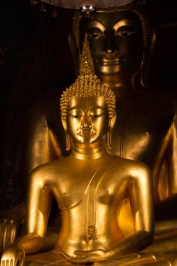 Yüz siyah gölge arka plan üzerinde izole Buda heykelinin