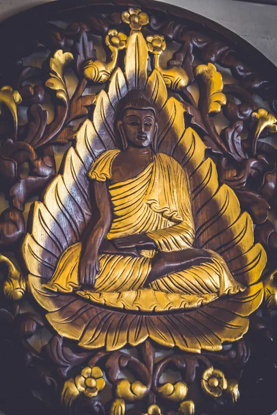 Měkká a rozmazaný zaměření Buddha zdi dřeva vyřezat (detail — Stock fotografie