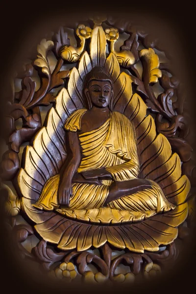 Foco suave e embaçado Buda parede escultura de madeira (close-up — Fotografia de Stock