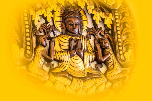 Weiche und verschwommene Fokussierung Buddha Wandschnitzerei aus Holz (Nahaufnahme — Stockfoto