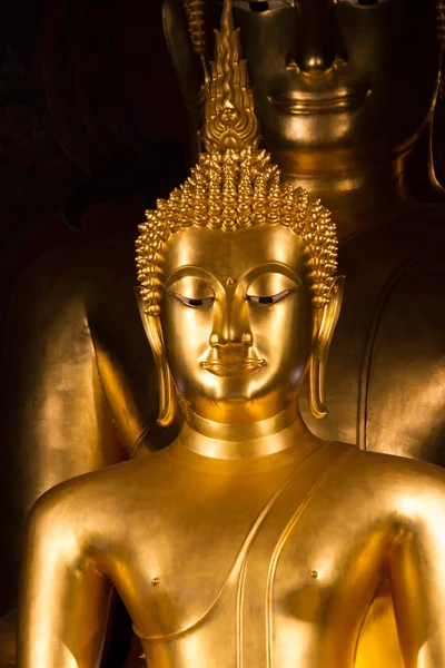 Yüz siyah gölge arka plan üzerinde izole Buda heykelinin