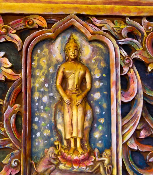 Borrosa estatua de Bhudha en templo tailandés —  Fotos de Stock