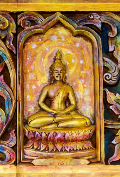 Desfocada estátua de Bhudha no templo tailandês — Fotografia de Stock