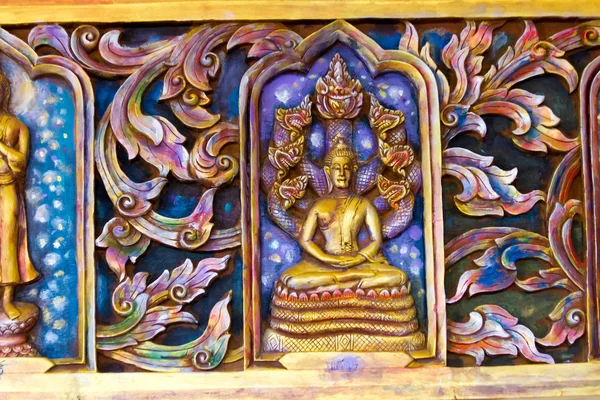Desfocada estátua de Bhudha no templo tailandês — Fotografia de Stock