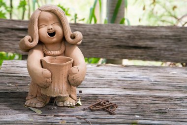 Çanak çömlek Bayan bebek ahşap masa üzerinde