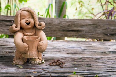 Çanak çömlek Bayan bebek ahşap masa üzerinde