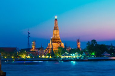 Phra saldırın Wat Arun waterfront
