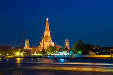 Phra saldırın Wat Arun waterfront