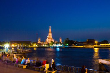 Phra saldırın Wat Arun waterfront