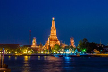 Phra saldırın Wat Arun waterfront