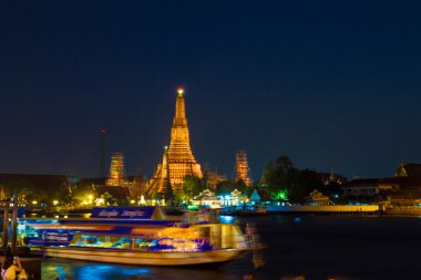 Phra saldırın Wat Arun waterfront