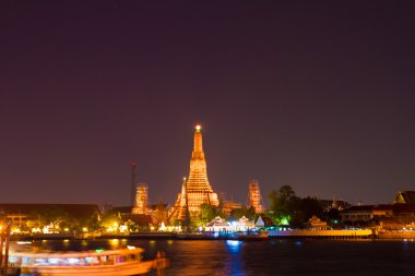 Phra saldırın Wat Arun waterfront