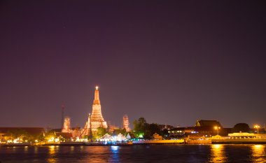 Phra saldırın Wat Arun waterfront