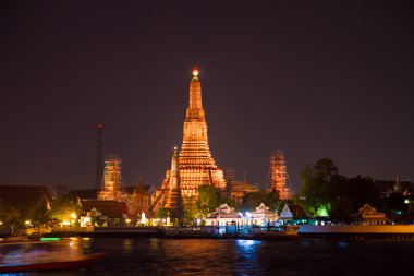 Phra saldırın Wat Arun waterfront