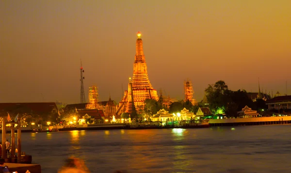 Phra Prang Wat Arun frente al mar —  Fotos de Stock