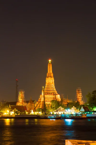 Phra saldırın Wat Arun waterfront