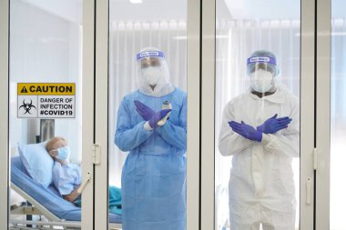 covid 19 koronavirüs hastalık kontrol uzmanları enfekte olmuş hastalara yaklaşmamaları konusunda uyardılar. Ciddi vakalar covid koronavirüsü tedavi edip hayati organ sistemlerini çalışır durumda tutmaları, karantina odasında tehlikeli işler, koronavirüs salgını kontrol altında tutmaları konusunda uyardılar.