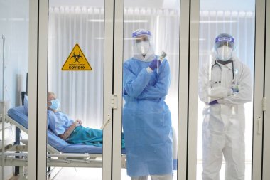 covid 19 koronavirüs hastalık kontrol uzmanları enfekte olmuş hastalara yaklaşmamaları konusunda uyardılar. Ciddi vakalar covid koronavirüsü tedavi edip hayati organ sistemlerini çalışır durumda tutmaları, karantina odasında tehlikeli işler, koronavirüs salgını kontrol altında tutmaları konusunda uyardılar.