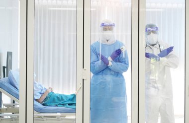 covid 19 koronavirüs hastalık kontrol uzmanları enfekte olmuş hastalara yaklaşmamaları konusunda uyardılar. Ciddi vakalar covid koronavirüsü tedavi edip hayati organ sistemlerini çalışır durumda tutmaları, karantina odasında tehlikeli işler, koronavirüs salgını kontrol altında tutmaları konusunda uyardılar.