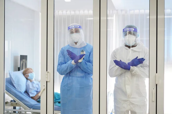 covid 19 koronavirüs hastalık kontrol uzmanları enfekte olmuş hastalara yaklaşmamaları konusunda uyardılar. Ciddi vakalar covid koronavirüsü tedavi edip hayati organ sistemlerini çalışır durumda tutmaları, karantina odasında tehlikeli işler, koronavirüs salgını kontrol altında tutmaları konusunda uyardılar.