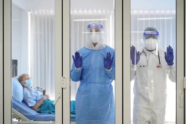 covid 19 koronavirüs hastalık kontrol uzmanları enfekte olmuş hastalara yaklaşmamaları konusunda uyardılar. Ciddi vakalar covid koronavirüsü tedavi edip hayati organ sistemlerini çalışır durumda tutmaları, karantina odasında tehlikeli işler, koronavirüs salgını kontrol altında tutmaları konusunda uyardılar.
