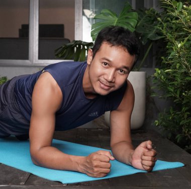 Spor ve spor salonu olmadan egzersiz. Karantina altındayken formda kalın.