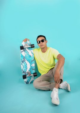 Sörfçü adam yaz günü sörf yaparken ya da sörf yaparken eğleniyor. Ücretsiz rahatlama yaşam tarzı