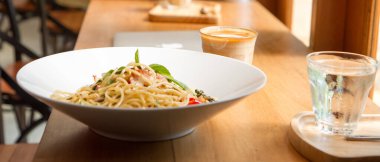 Pastırmalı spagetti, maydanoz ve parmesan peyniri taze biber, fesleğen yaprağı. Beyaz tabakta Carbonara makarnası. İtalyan gıda konsepti.