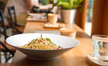 Pastırmalı spagetti, maydanoz ve parmesan peyniri taze biber, fesleğen yaprağı. Beyaz tabakta Carbonara makarnası. İtalyan gıda konsepti.